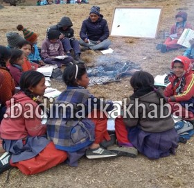 बाजुराका हिमाली क्षेत्रमा चिसो बढेपछि पढाई प्रभावित, आगो वालेर पढाउँछन शिक्षक
