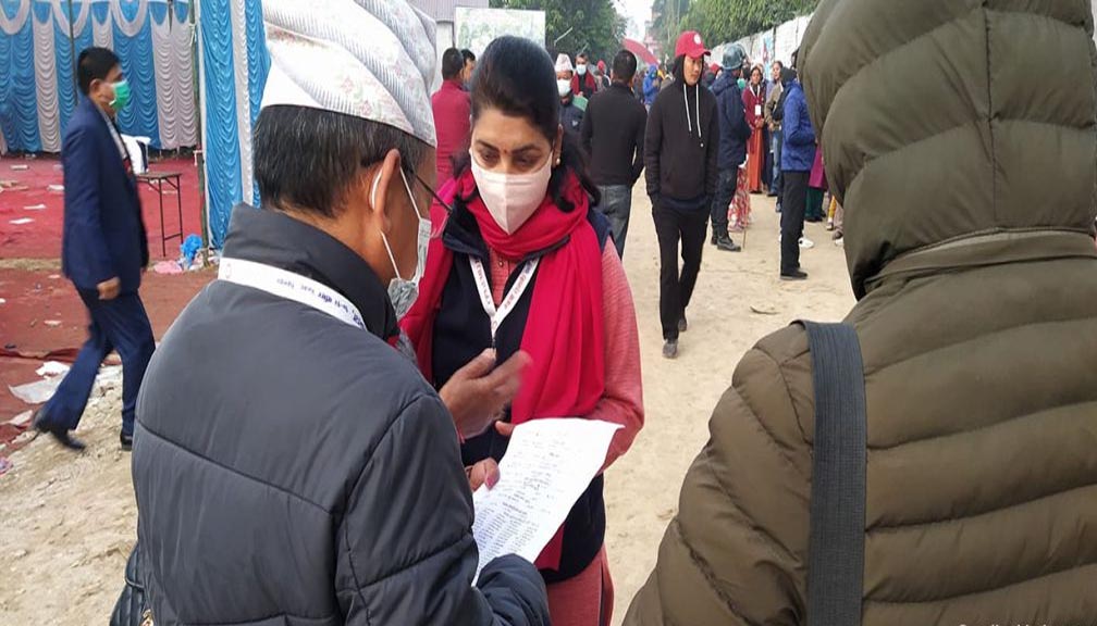 भीम रावललाई भोट नहाल्न भन्दै एमाले प्रतिनिधिहरुलाई बाँडियो पर्चा