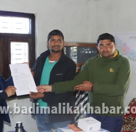 बाजुराका पत्रकारले बुझाए बिधुत प्राधिकरणका निर्देशक घिसिङलाई ज्ञापन पत्र