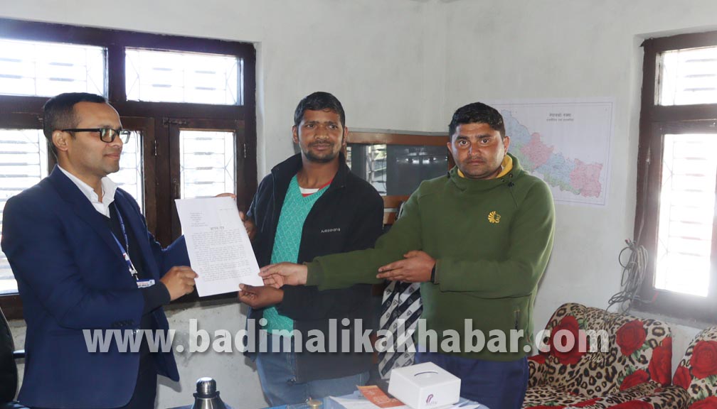 बाजुराका पत्रकारले बुझाए बिधुत प्राधिकरणका निर्देशक घिसिङलाई ज्ञापन पत्र