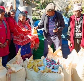 स्वामिकार्तिक खापर गाउँपालिकाका पहिरो प्रभाबितलाइ राहत बितरण