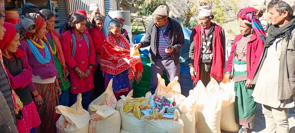 स्वामिकार्तिक खापर गाउँपालिकाका पहिरो प्रभाबितलाइ राहत बितरण