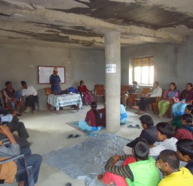 एचआईभि संक्रमित भोको पेटमा औषधि खादै