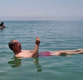 एउटा अनौठो समुद्र जहाँ चाहेर पनि डुबिँदैन !