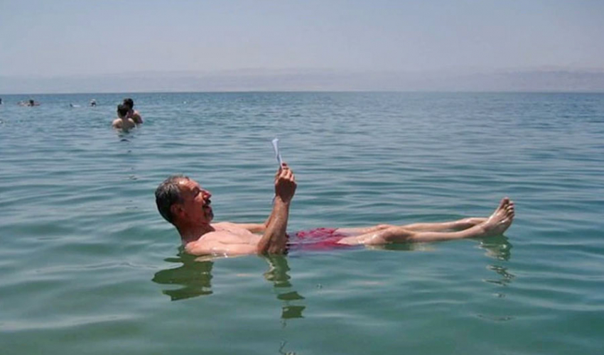 एउटा अनौठो समुद्र जहाँ चाहेर पनि डुबिँदैन !