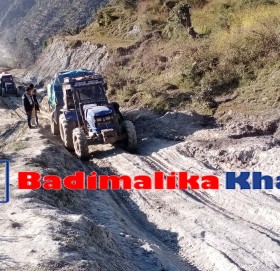 ठेकेदारको लार्पवाहीले मार्तडी कोल्टी सड्कमा गाडि तान्दै