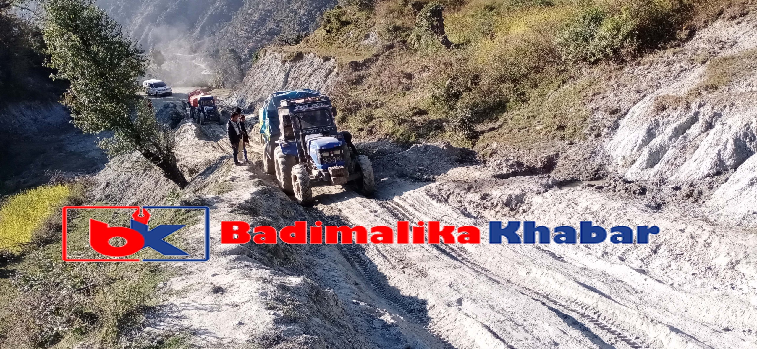 ठेकेदारको लार्पवाहीले मार्तडी कोल्टी सड्कमा गाडि तान्दै