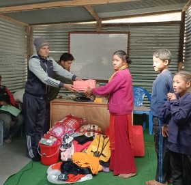 बुढिनन्दाका बिच्चली तिन भाइबहिनीलाई सहयोग