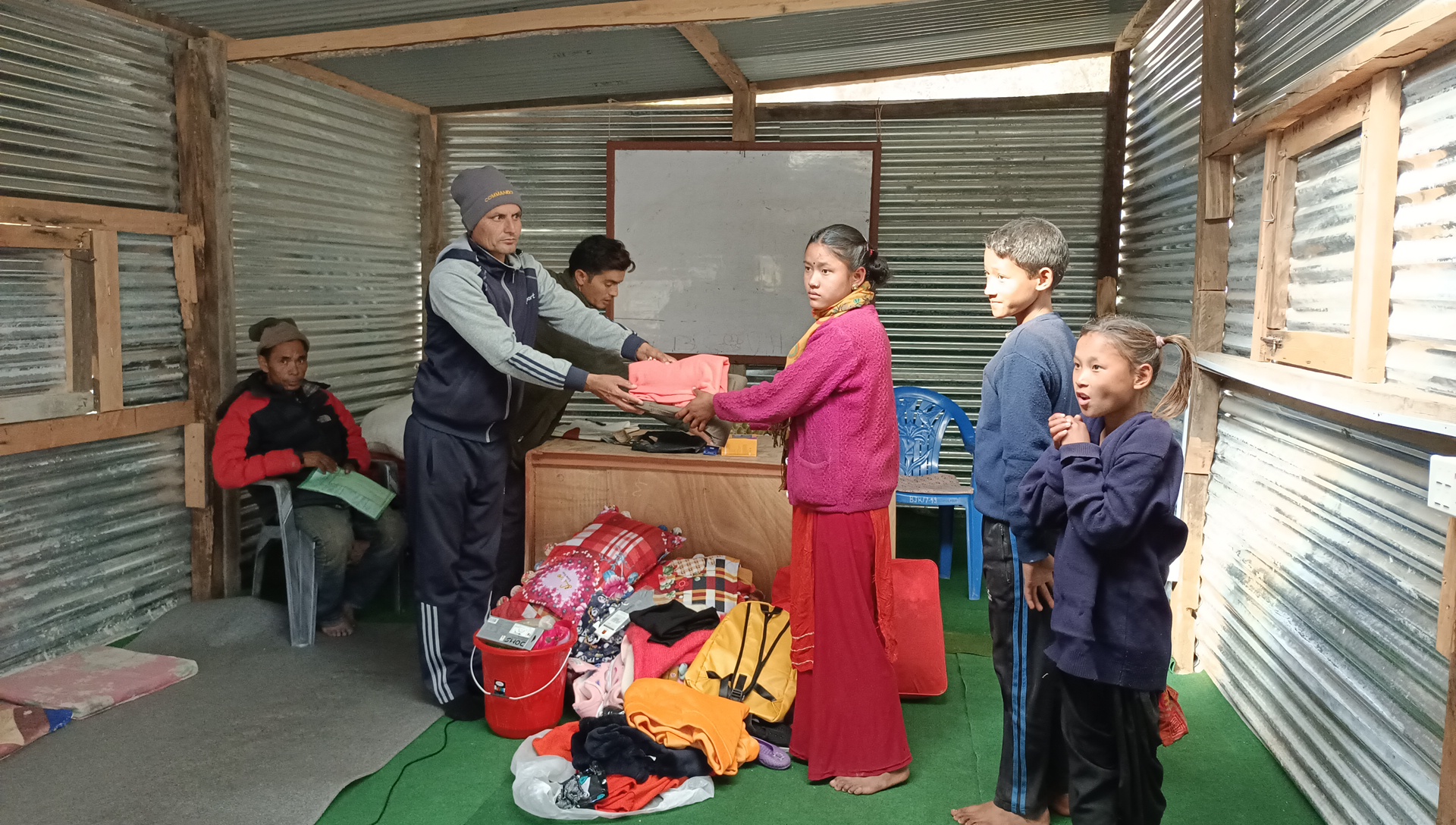 बुढिनन्दाका बिच्चली तिन भाइबहिनीलाई सहयोग