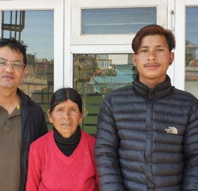 भिरबाट लडेको गाईले किचेर घाईते भएकी थेवा सञ्चो भएर घर फिर्ता