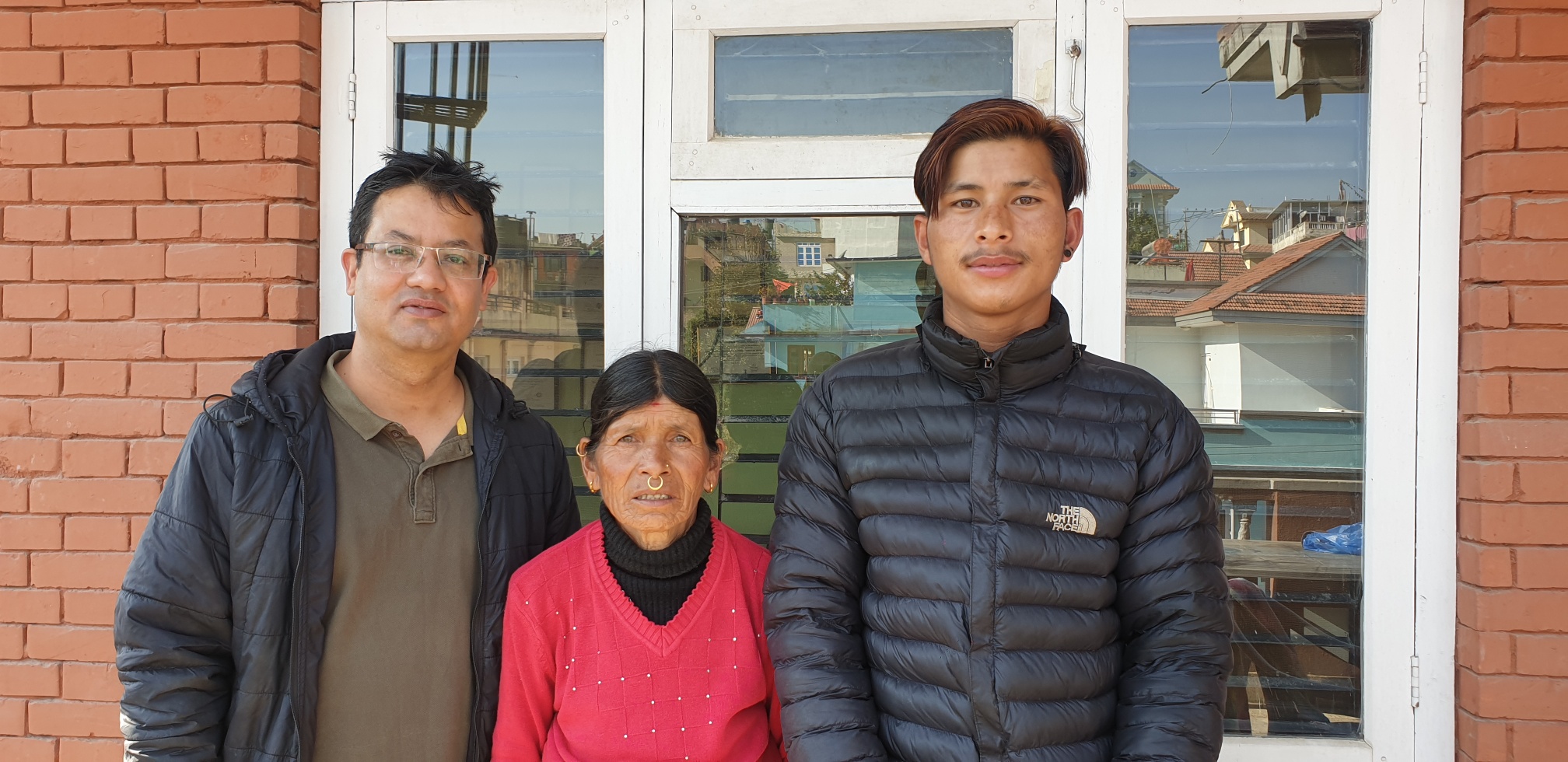 भिरबाट लडेको गाईले किचेर घाईते भएकी थेवा सञ्चो भएर घर फिर्ता