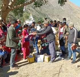 पहिरो र कोभिड प्रभाबितलाइ राहत बितरण