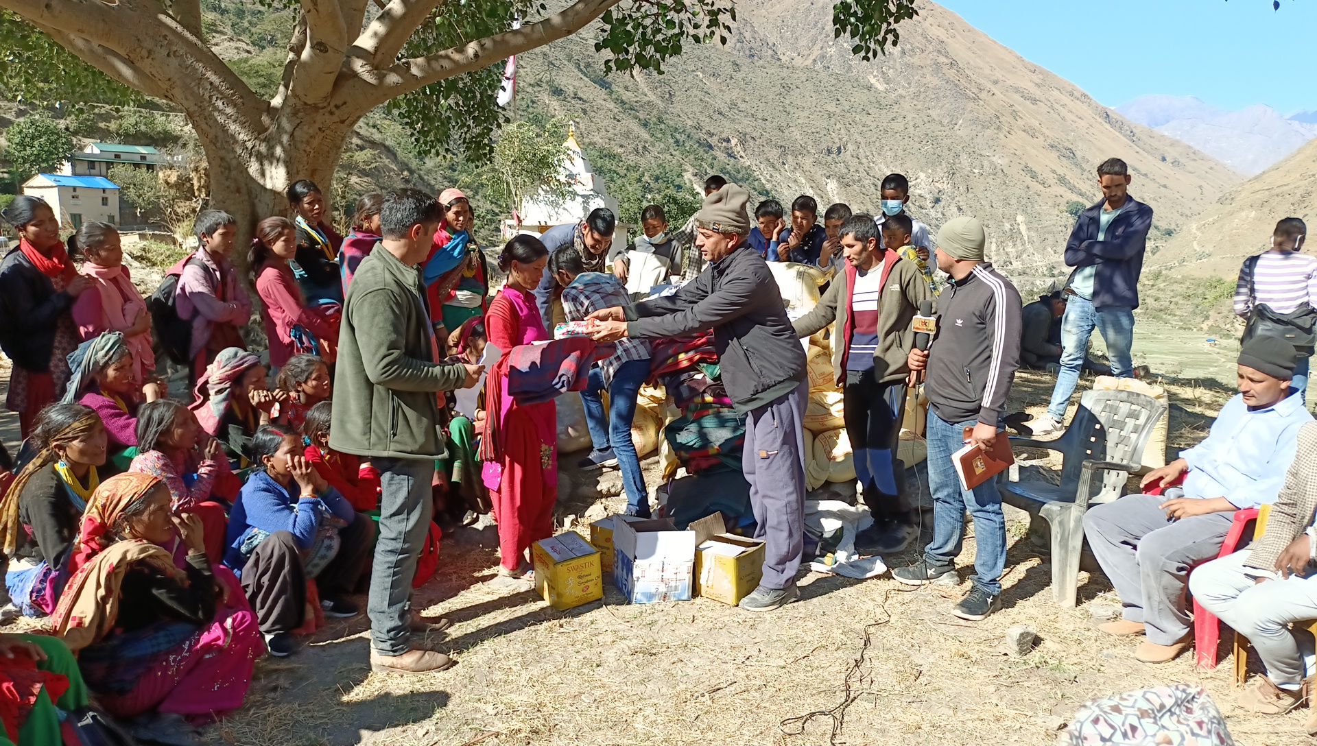 पहिरो र कोभिड प्रभाबितलाइ राहत बितरण