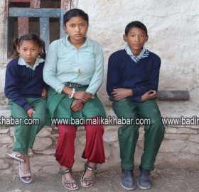 रोएर रात काँट्छन तीन भाइबहिनी, बुवाआमाको मृत्यु पछि बिच्चलीमा ( भिडीयाे सहित )