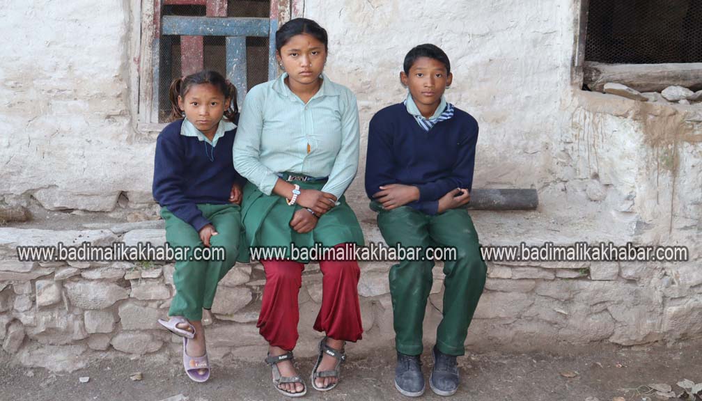 रोएर रात काँट्छन तीन भाइबहिनी, बुवाआमाको मृत्यु पछि बिच्चलीमा ( भिडीयाे सहित )