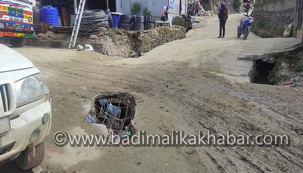 सदरमुकाम मार्तडीको मुख्य चोकको बीच सडकमै भ्वाङ परेपछि ….