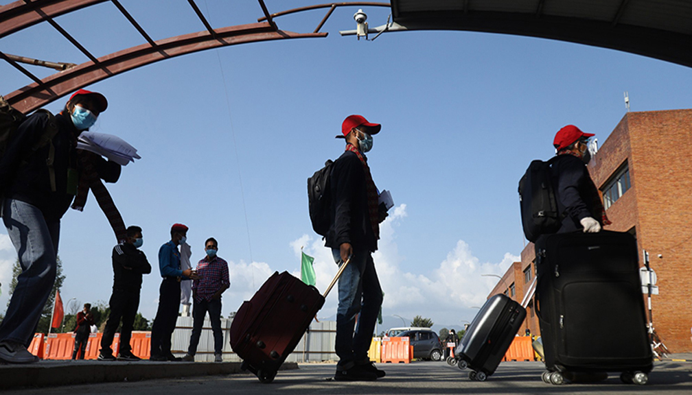 चार गुणाले बढ्यो विदेश जानेको संख्या