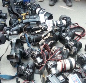 देउवा मतदानस्थलमा : फोटो खिच्न नदिएपछि पत्रकारले गरे क्यामेरा डाउन