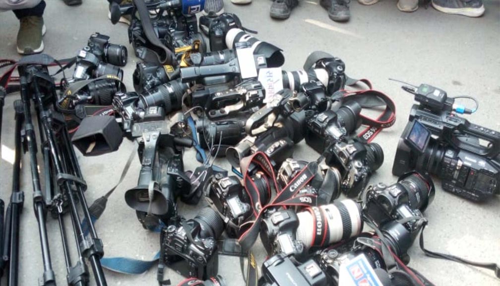 देउवा मतदानस्थलमा : फोटो खिच्न नदिएपछि पत्रकारले गरे क्यामेरा डाउन