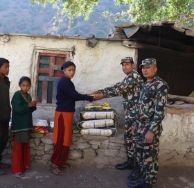 बिच्चली तिन भाइबहिनीलाई नेपालि सेना द्धारा सहयोग
