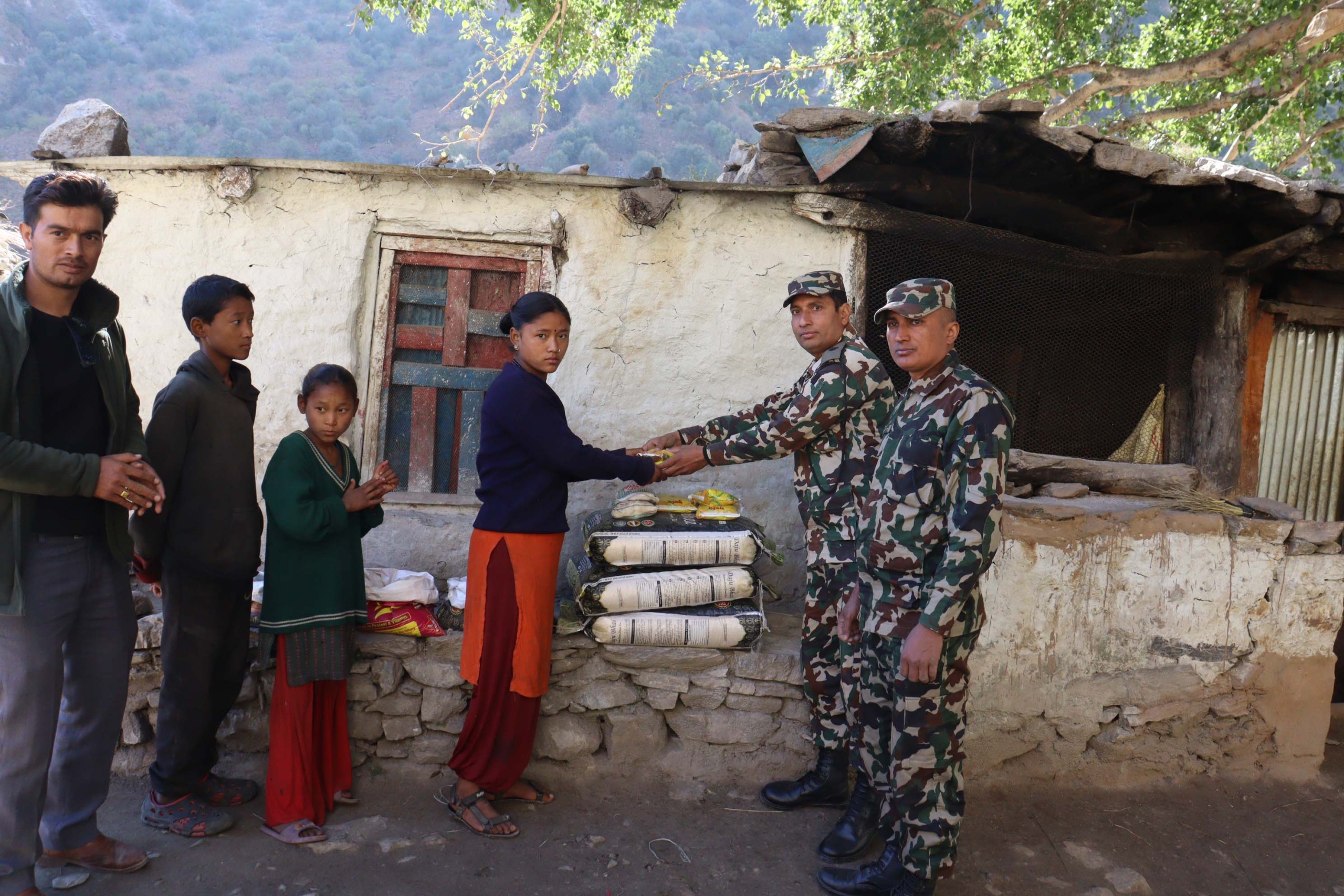 बिच्चली तिन भाइबहिनीलाई नेपालि सेना द्धारा सहयोग