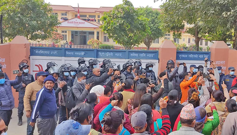 भूपेन्द्र हत्याका आरोपीलाई धरौटीमा छाडेको विरोधमा अदालतबाहिर प्रदर्शन