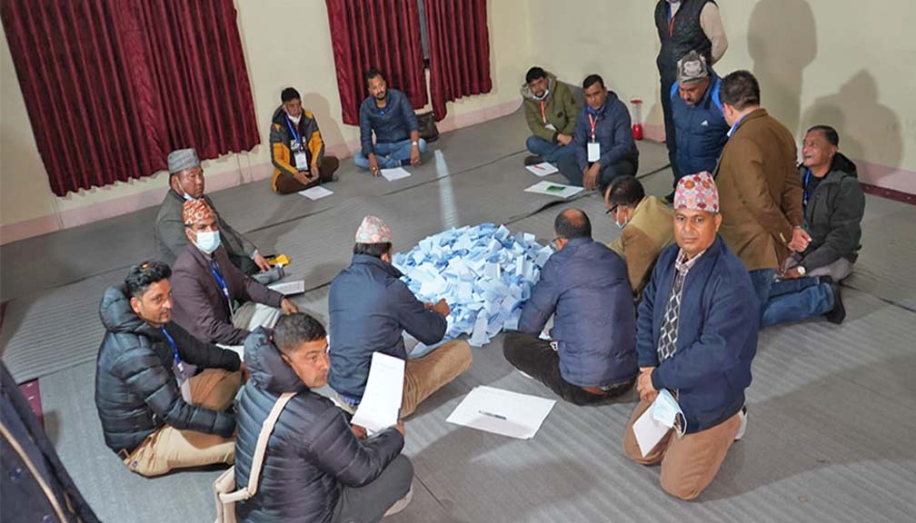 ३५९५ मत गन्दा बाजुराका गिरी १०९३ मत सहित ४४ नम्मरमा