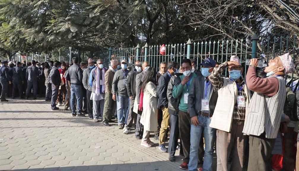 दोस्रो चरणको मतदानका लागि कांग्रेस प्रतिनिधिहरु लाइनमा