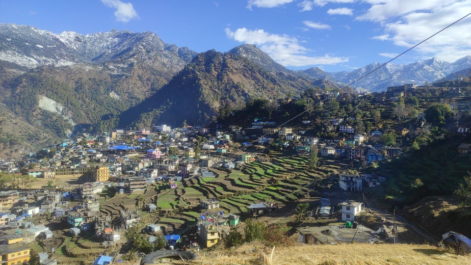 बाजुरामा हिमपात पछि सदरमुकामबाट देखीएका दृस्यहरू (फाेटाे फिचर)