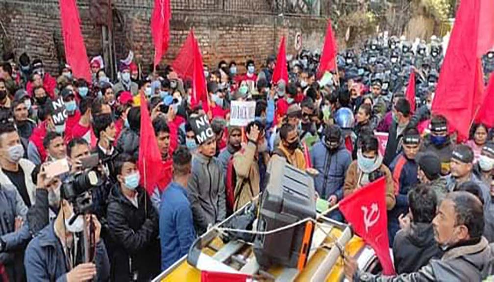 एमसीसी सम्झौता खारेजको माग गर्दै एमसीए कार्यालय घेराउ