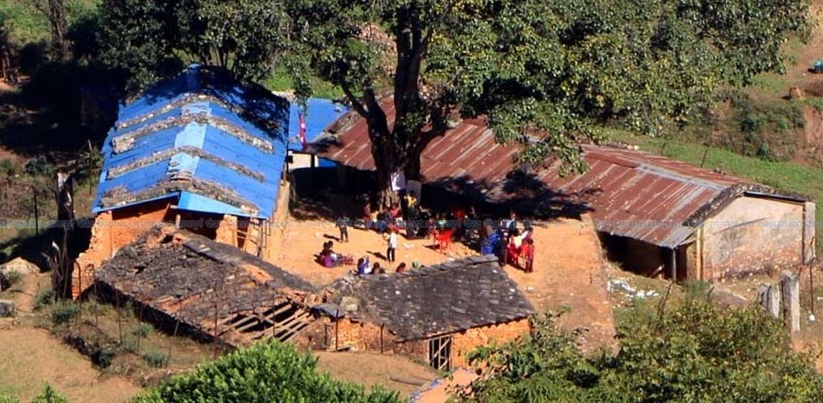 सरकारी स्कुलको दुर्दशा : बादल मडारिदा विद्यालय जाँदैनन् बालबालिका