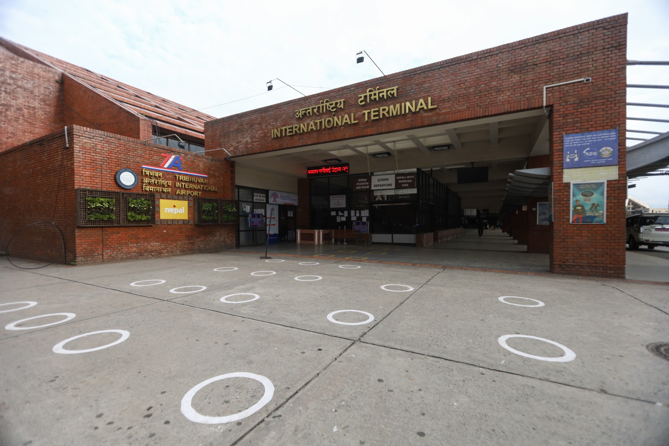 विमानस्थलबाट अवैध सुनसहित ३ जना पक्राउ