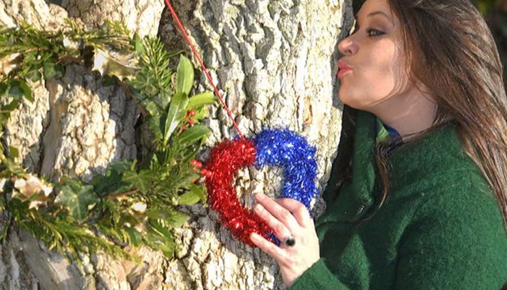 पार्कको रुखसँग युवतीको प्रेम, अन्ततः बिहे गरेर बनाइन् लोग्ने