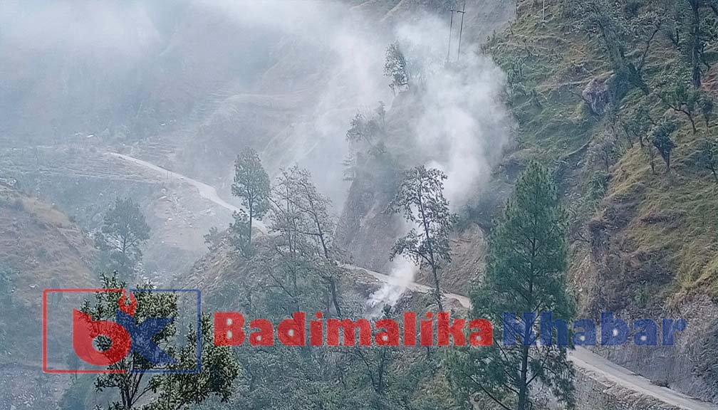 सडकको छेउकाे डम्पीङ साइड हटेन, पलाष्टिकको धुवाले क्यान्सर हुने खतरा