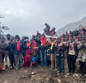 दुर्गम गाउँमा गाडी पुग्दा स्थानीय हर्षित