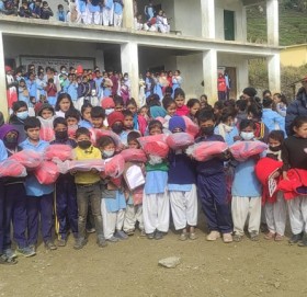 अमेरिका बस्ने नेपाली नागरिकले जन्मादिनको अबसरमा बाजुराका बालबालिकालाई जकेट उपहार