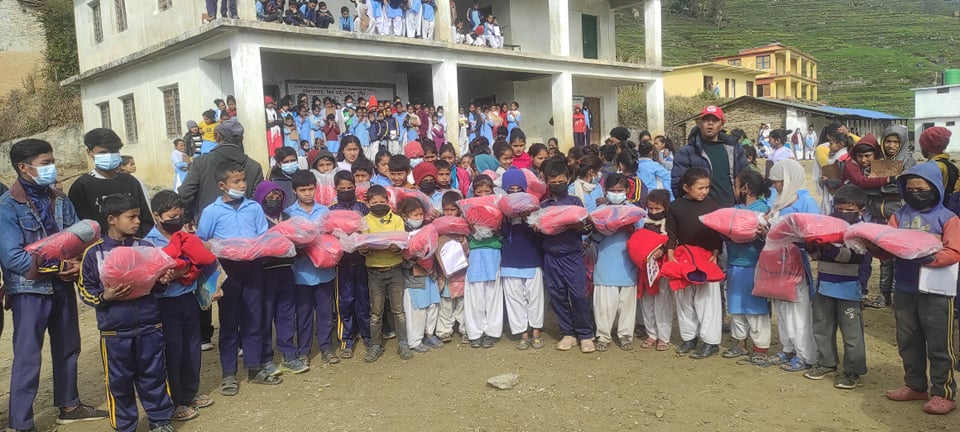 अमेरिका बस्ने नेपाली नागरिकले जन्मादिनको अबसरमा बाजुराका बालबालिकालाई जकेट उपहार