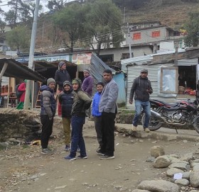 नेकपा एमाले अधिबेशन :  प्रतिनिधी सडकमा कठ्याङरीदै, नेताहरु न्यानाे काेठाभित्र सहमती खाेज्दै