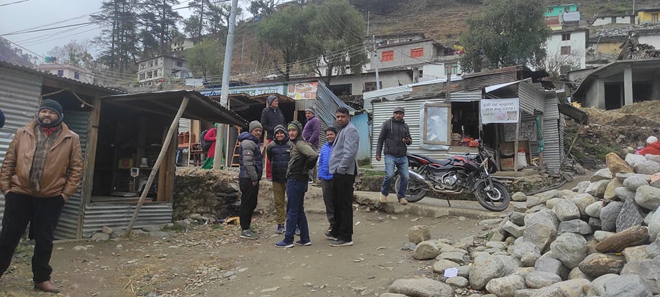 नेकपा एमाले अधिबेशन : प्रतिनिधी सडकमा कठ्याङरीदै, नेताहरु न्यानाे काेठाभित्र सहमती खाेज्दै