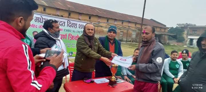 बिधायक रामकिशोर यादवले क्रिकेट बिजेताको प्रसंशापत्रबाट समानित गरियो 