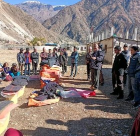 हिमाली गाँउपालिकाद्धारा बाढिपहिरो पिडित परिवारलाई राहत बितरण