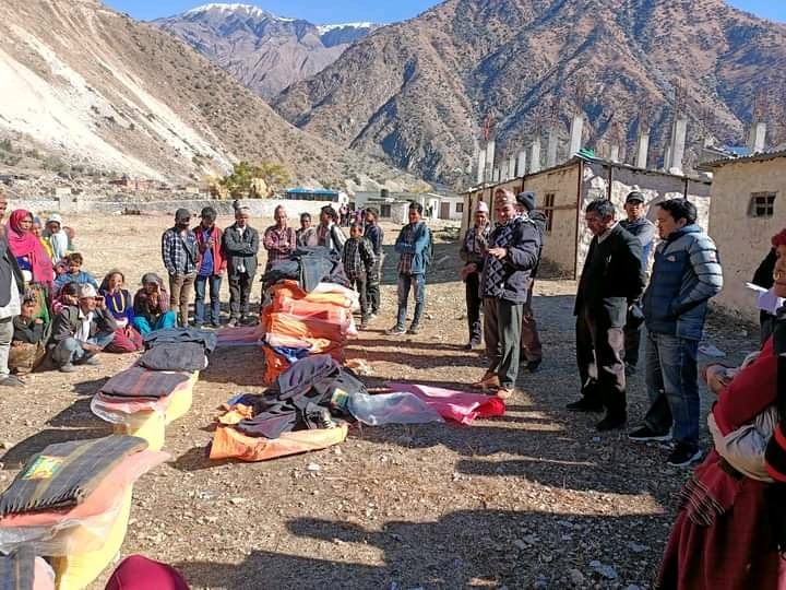 हिमाली गाँउपालिकाद्धारा बाढिपहिरो पिडित परिवारलाई राहत बितरण