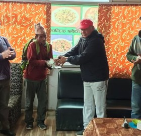 जोत्ने गोरु बिक्रि गरेर श्रीमतिको उपचार गरेका मुगुका हस्तलाइ आर्थिक सहयोग