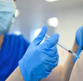 दन्त चिकित्सकको कर्तूत : कोरोनाको खोप छल्न शरीरमा जोडे नक्कली हात !