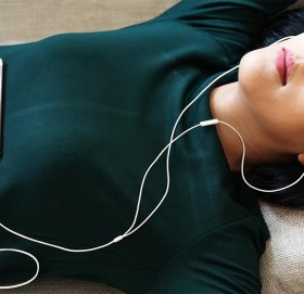 एयरफोनमा लामो समयसम्म गीत सुन्नुहुन्छ ? आउन सक्छन् यस्ता समस्या