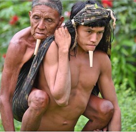 कलियुगका श्रवणकुमार : पितालाई कोरोना खोप लगाउन ६ घण्टा बोकेर ल्याए