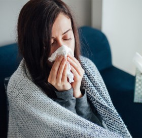 कोरोना भाइरस, रुघा, फ्लु र मौसमी एलर्जीका लक्षणमा के फरक हुन्छ ?