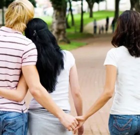 प्रेमीलाई समय दिन नपाएपछि युवतीले खोजिदिइन् नयाँ गर्लफ्रेन्ड