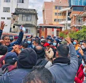 नतिजा प्रकाशनको माग गर्दै लोकसेवा आयोगमा परीक्षार्थीको प्रदर्शन