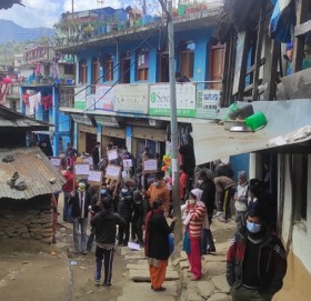 नागरिक समाज बाजुराद्धारा विद्युत प्राधिकरणको कार्यालयमा तालाबन्दी (भिडीयाे सहित)